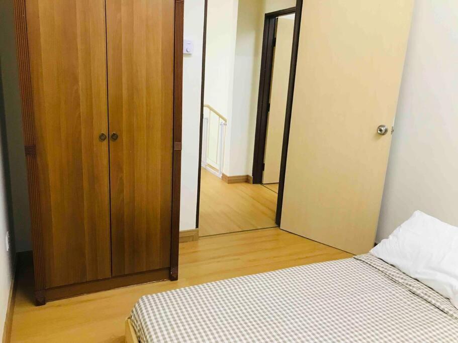 Sarang - Landed House With 3 Bed Holiday home *